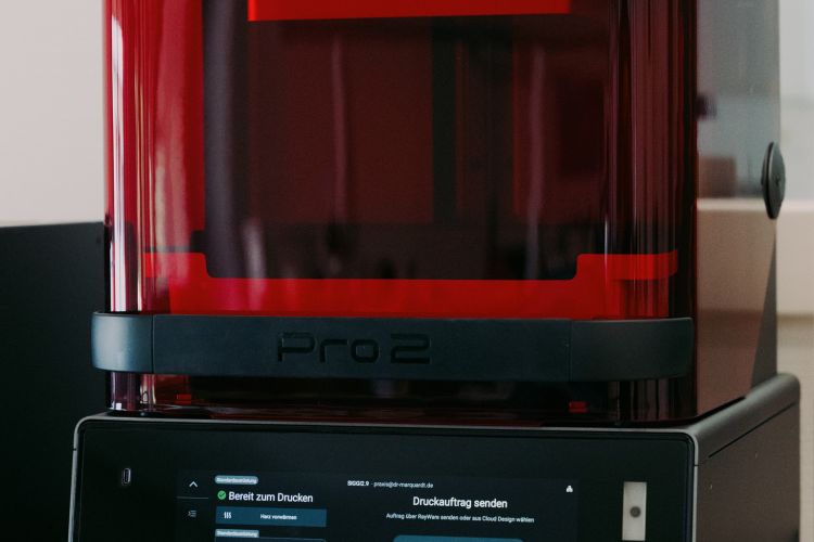 SprintRay Pro 2 3D-Drucker mit Touchdisplay für digitalen Zahnersatz