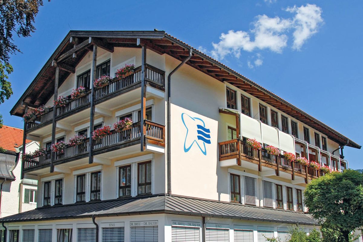 Zahngesundheit am Tegernsee Gebäude Außenansicht Parkplatz