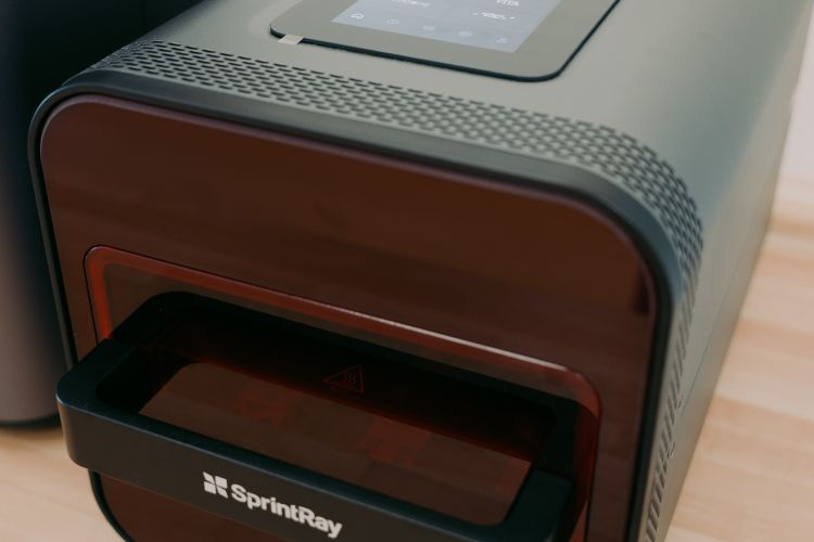 SprintRay Pro 2 3D-Drucker mit Touchdisplay für digitalen Zahnersatz