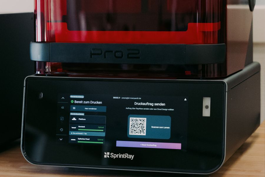 SprintRay Pro 2 3D-Drucker mit Touchdisplay für digitalen Zahnersatz