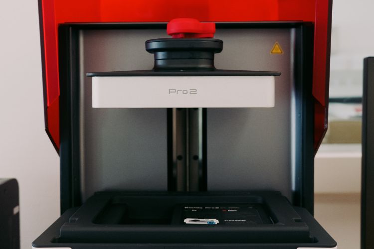 SprintRay Pro 2 3D-Drucker mit Touchdisplay für digitalen Zahnersatz